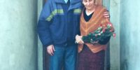 Doina Cornea acasă, primind flori în 1990 Doina Cornea acasă, primind flori în 1990