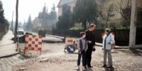 Doina Cornea explicând unor trecători de ce e blocată strada ei – fotografie făcută de un diplomat străin Doina Cornea explicând unor trecători de ce e blocată strada ei – fotografie făcută de un diplomat străin