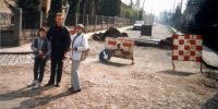 Doina Cornea explicând unor trecători de ce e blocată strada ei – fotografie făcută de un diplomat străin Doina Cornea explicând unor trecători de ce e blocată strada ei – fotografie făcută de un diplomat străin